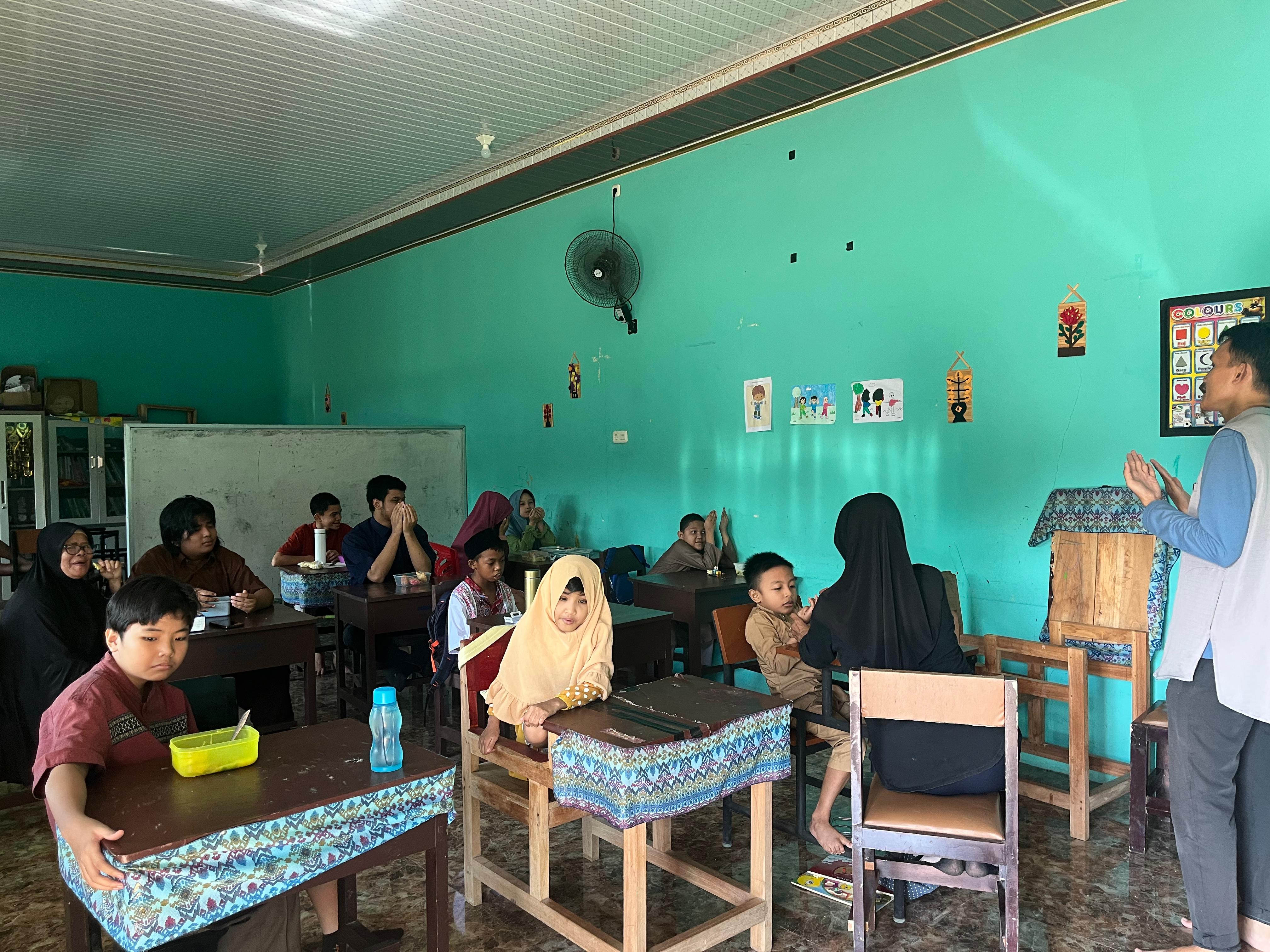 Kegiatan Jumat Sehat - Makan Bersama di SLB Huntap